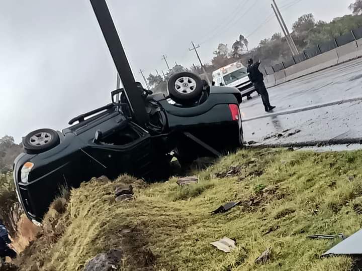 Mujer lesionada tras volcadura en la Pachuca-Sahagún