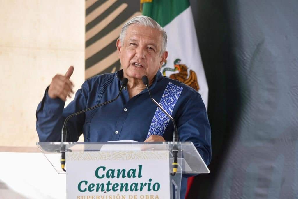 AMLO viste prenda Ñhäñhú en gira por Nayarit