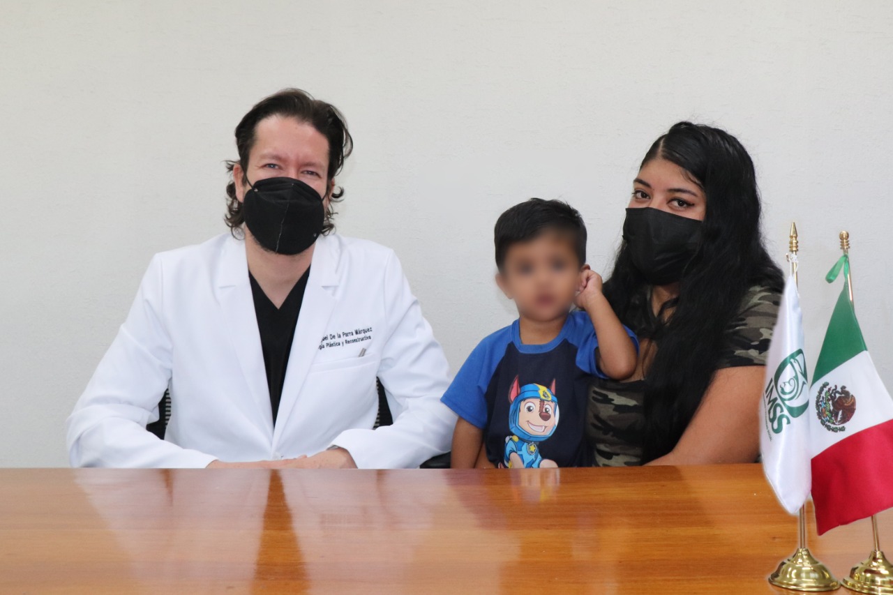 Reimplantan pulgar amputado a niño en IMSS de Nuevo León