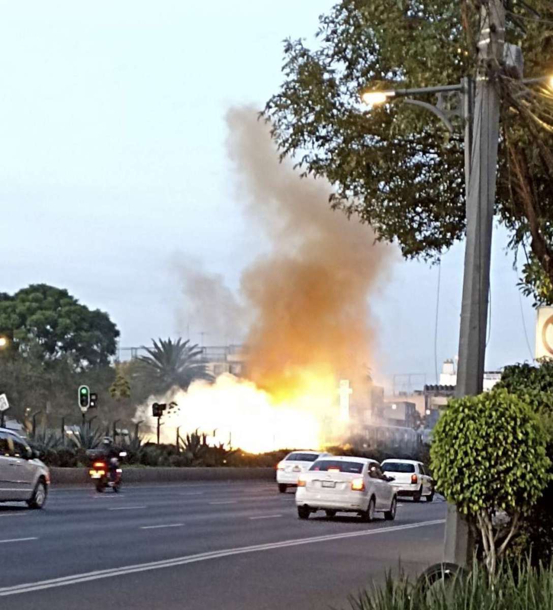 VIDEOS | Explosión en Metro Xola provoca falla en Línea 2