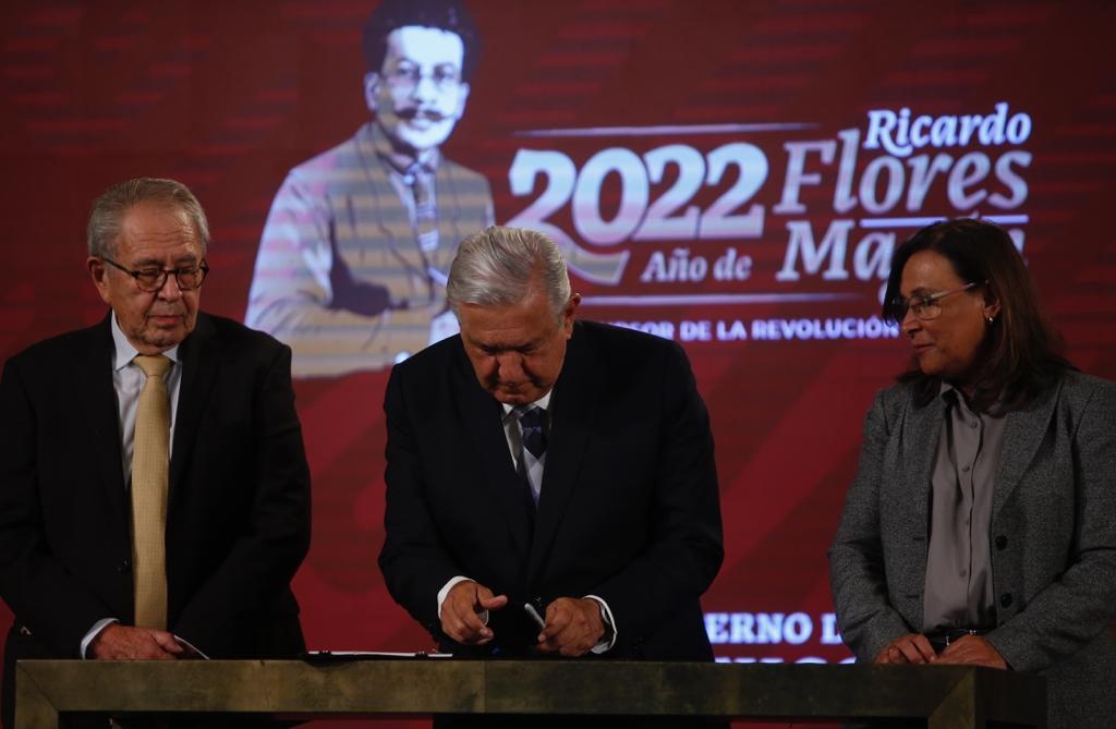 AMLO firma iniciativa para eliminar el horario de verano