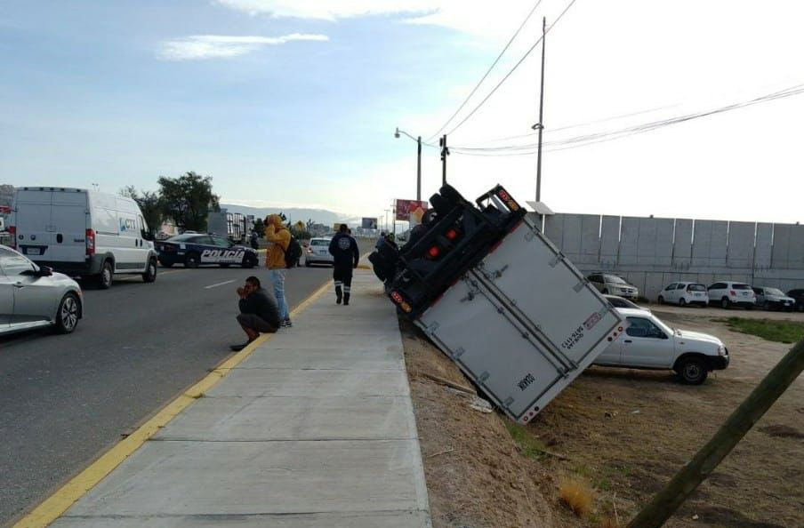 Volcadura de camión sobre la autopista México-Pachuca