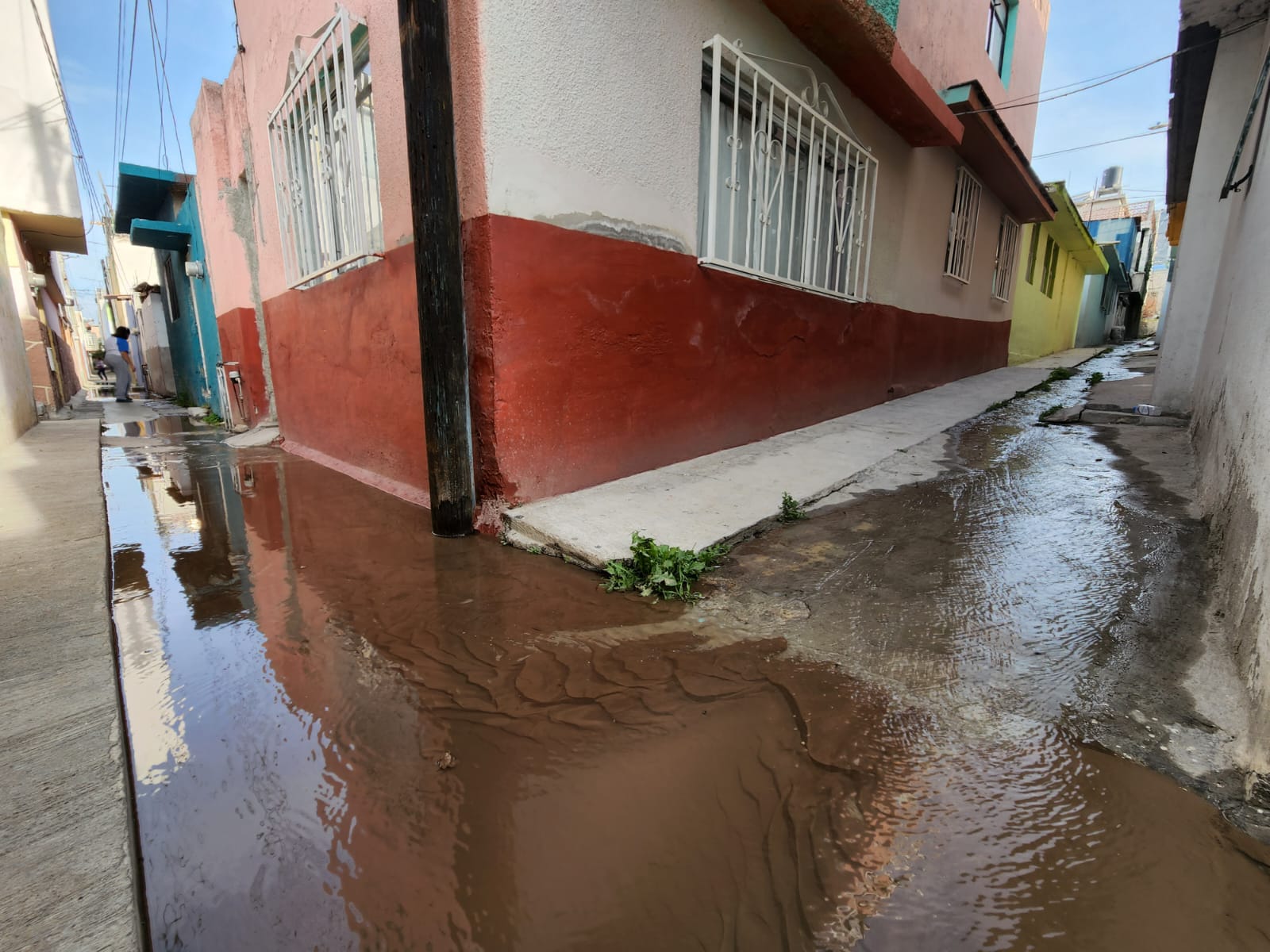 Tardan casi un mes en reparar fuga de agua en la Flores Magón, Pachuca