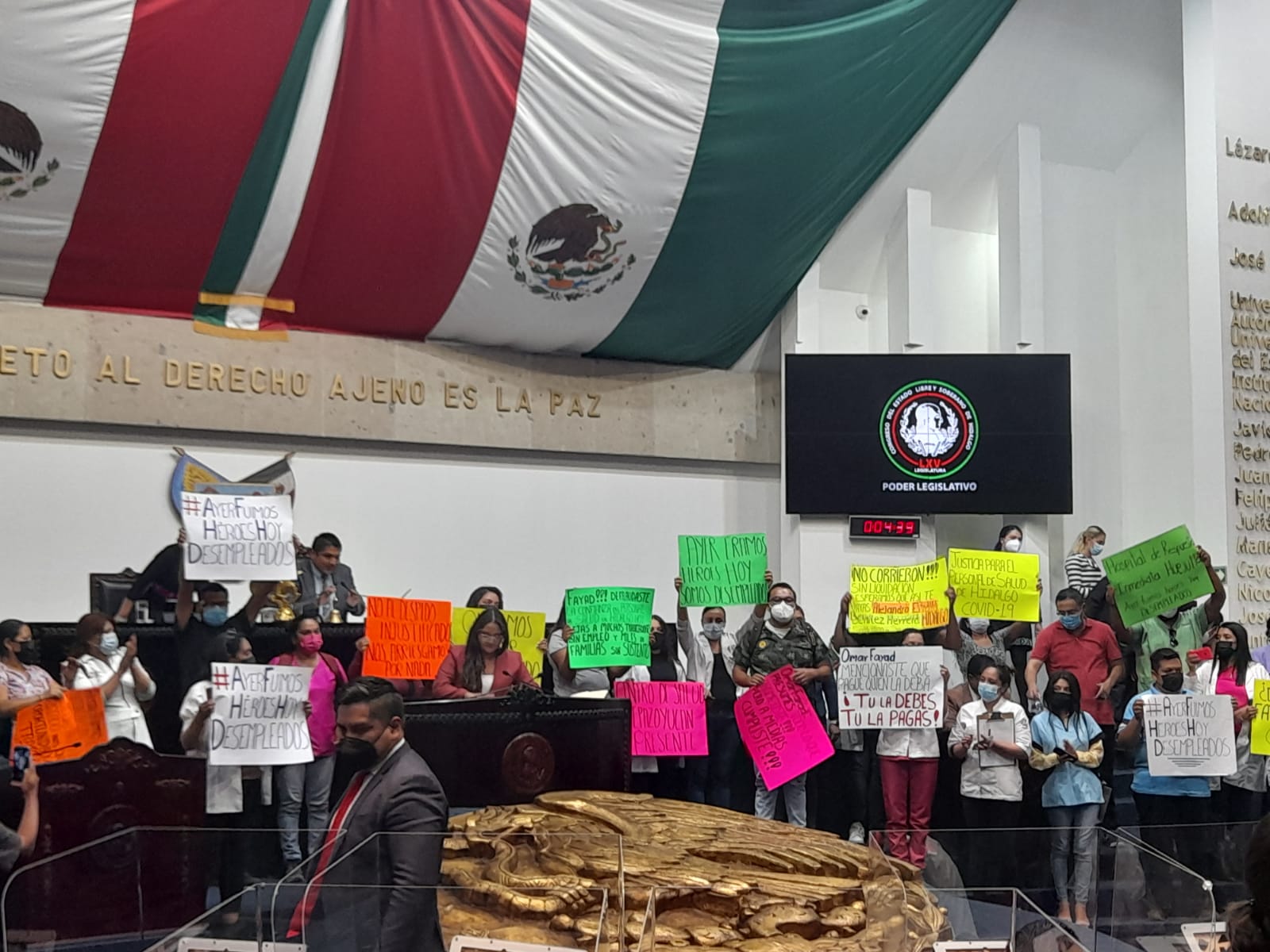 Trabajadores de la Salud toman tribuna del Congreso de Hidalgo; exigen recontratación