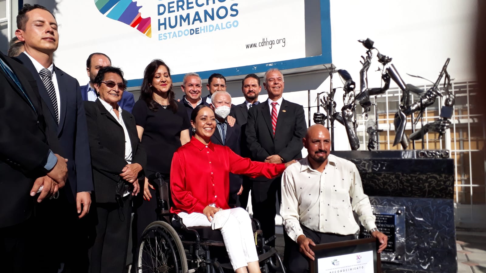 Develan escultura para conmemorar 30 años de la CDHEH