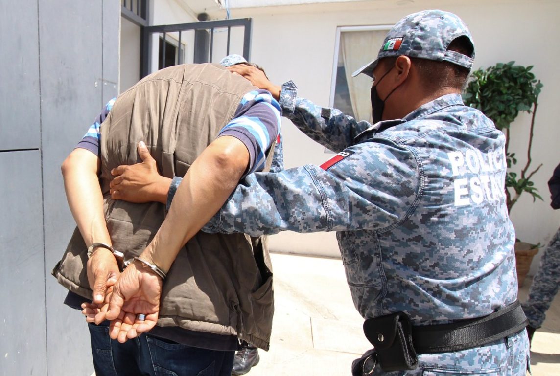 Policías estatales detienen a dos sujetos por violencia de género