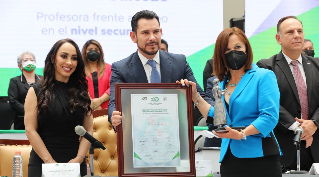 Mineral de la Reforma entrega presea Chicomecóatl y premio a docentes