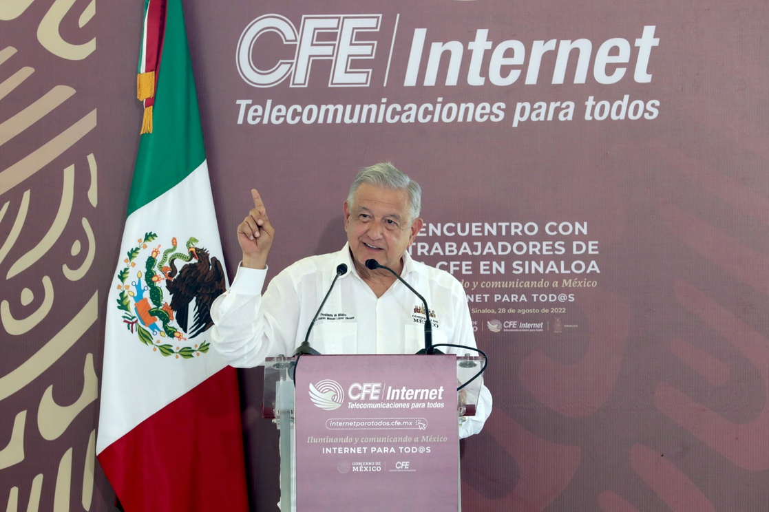 AMLO encomienda a trabajadores de la CFE ayuda para rescate de mineros