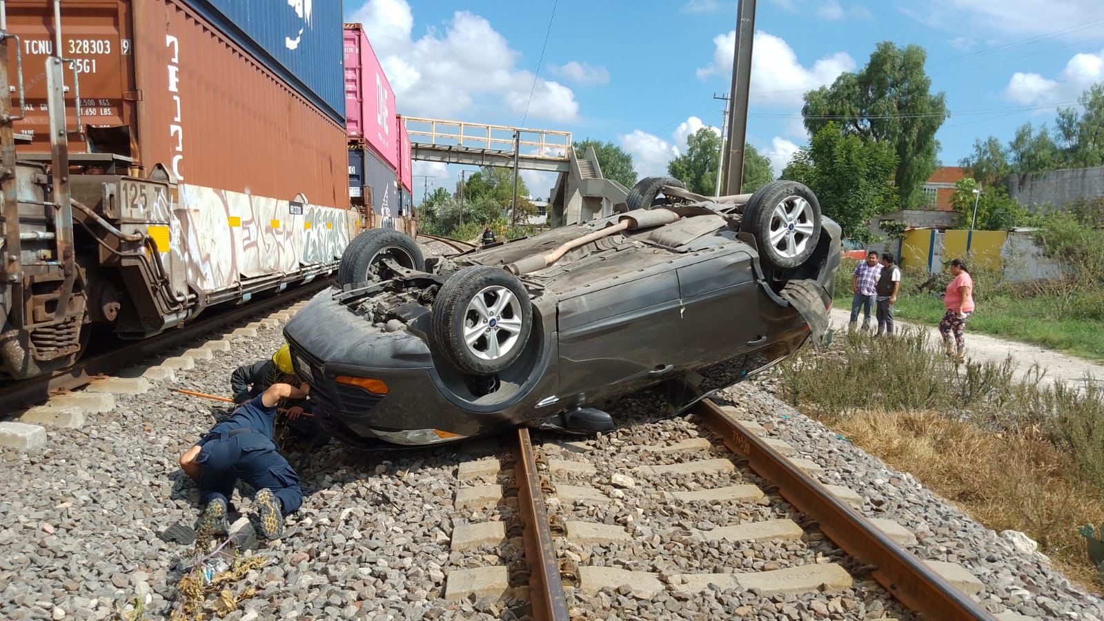 Trata de ganarle el paso al tren; fue arrastrado