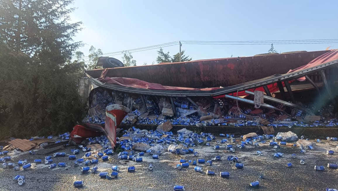 Camión de cervezas vuelca y aplasta un auto en Tulancingo