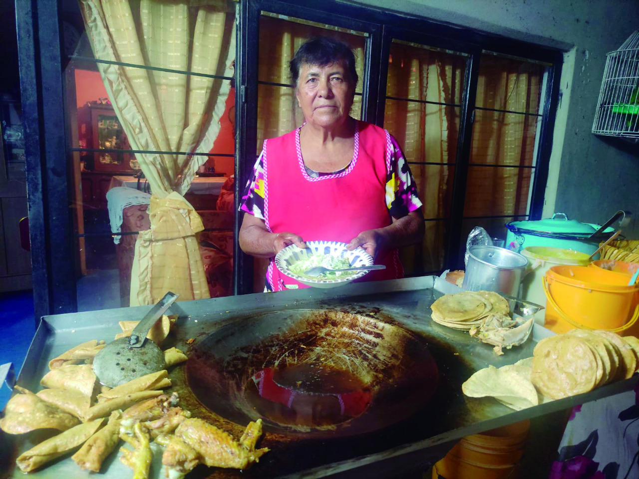 Doña Rosa hace enchiladas con amor desde hace casi cuatro décadas