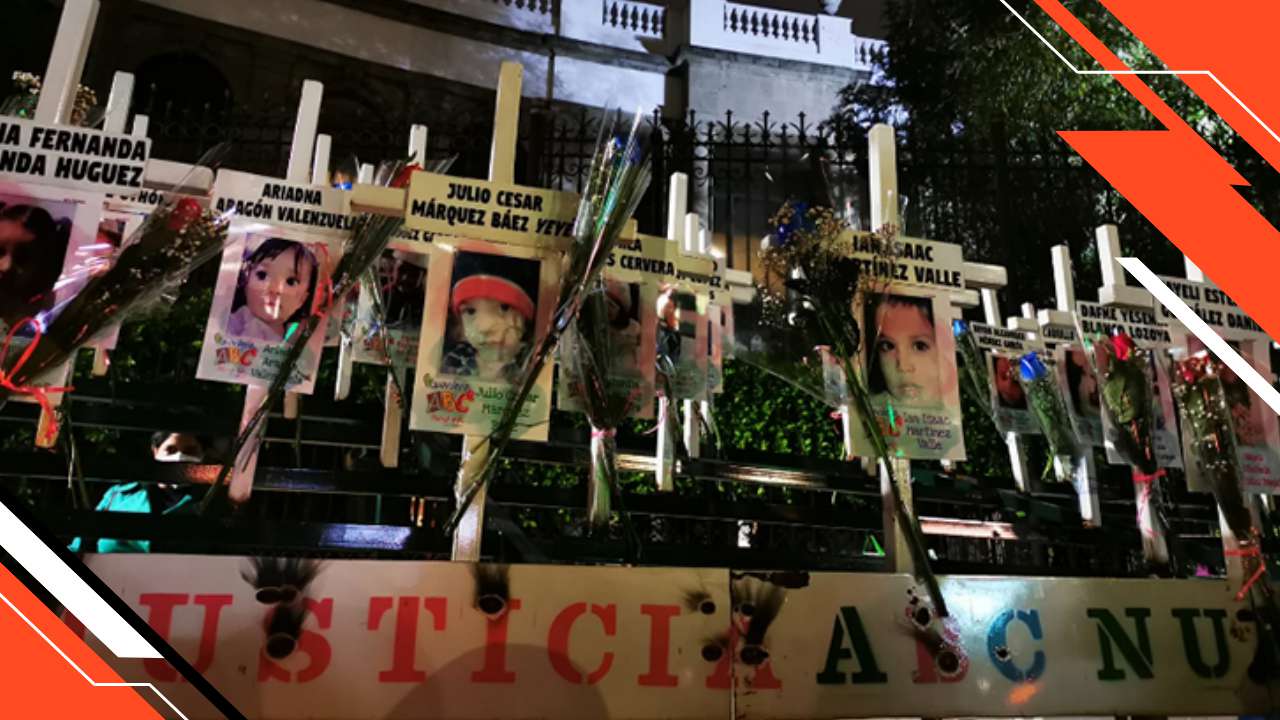 Familiares de las víctimas de la guardería ABC colocan un antimonumento frente a la SCJN