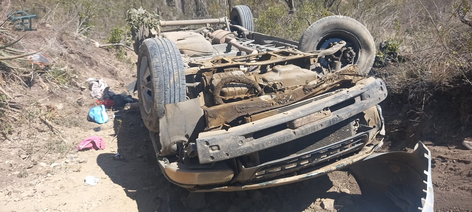 Vuelca vuelca camioneta y cae más de 80 metros en Tolantongo