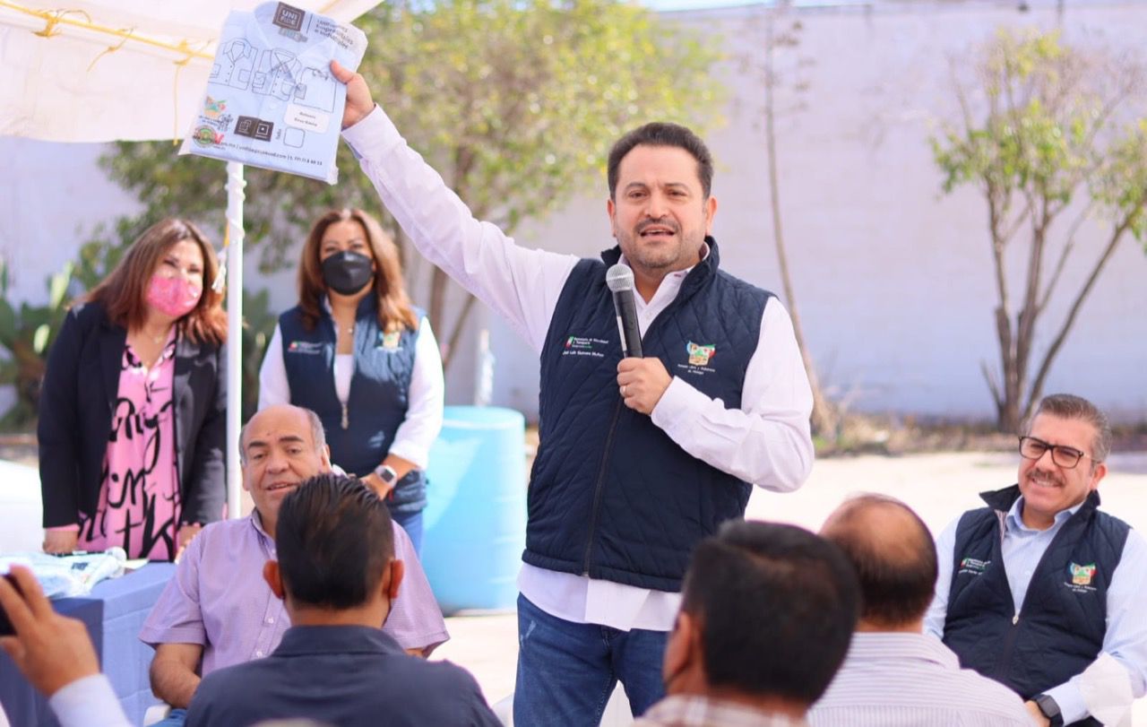 Conductores de taxis metropolitanos inscritos a Taxicontigo recibieron uniformes