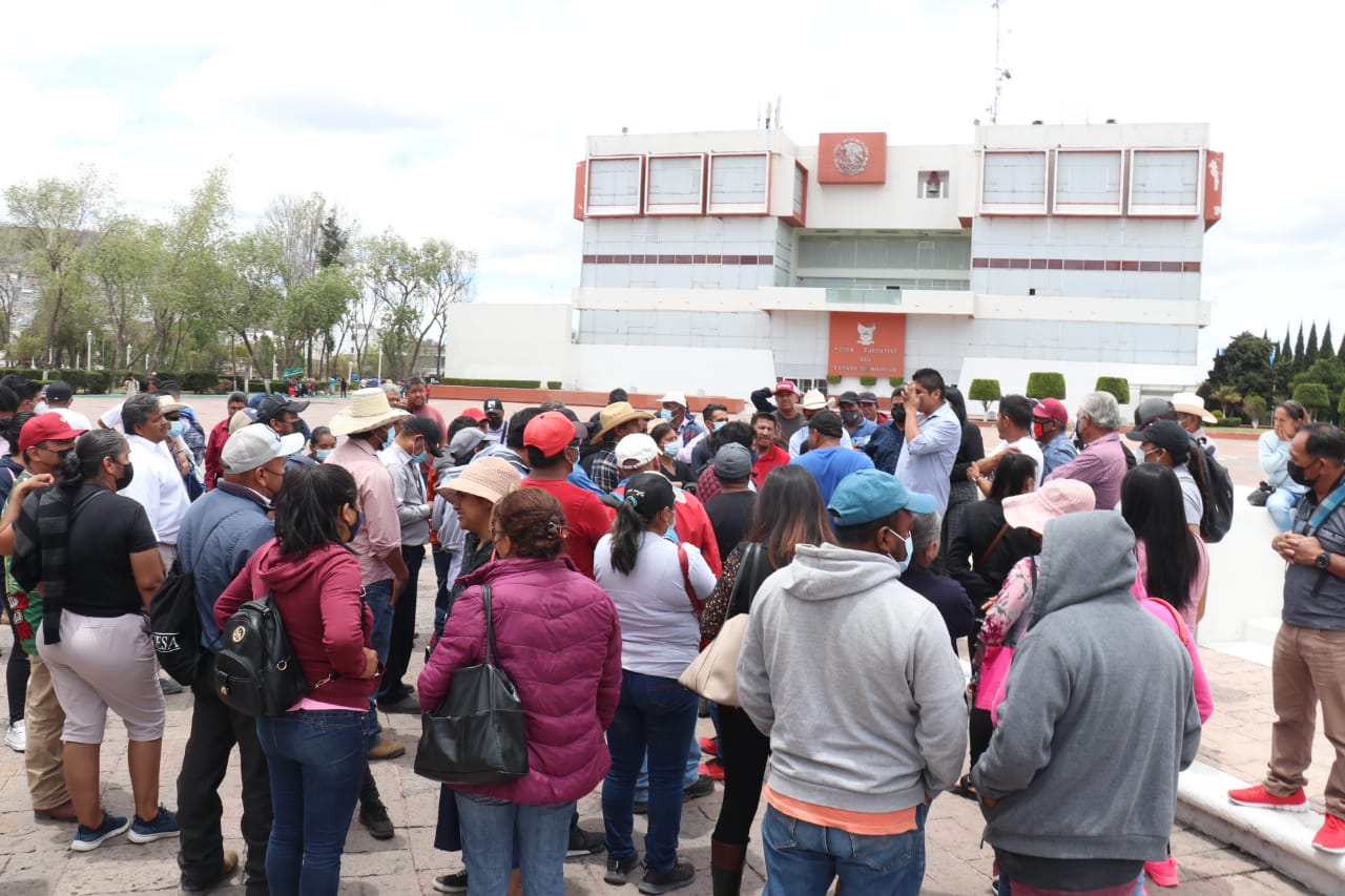 Pobladores exigen pacíficamente obras en Palacio de Gobierno