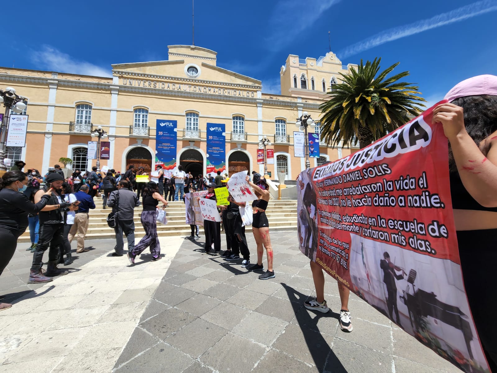 Universitarios marchan para exigir alto al abuso policíaco