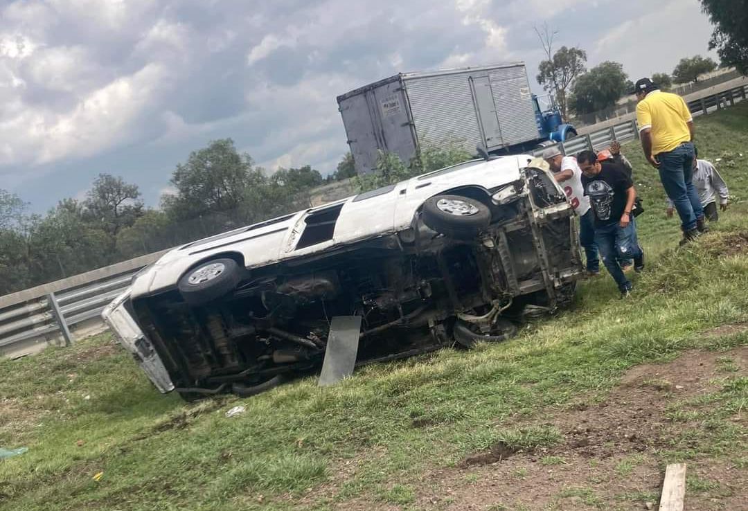 Vuelca combi sobre la autopista México-Pachuca; hay 5 lesionados