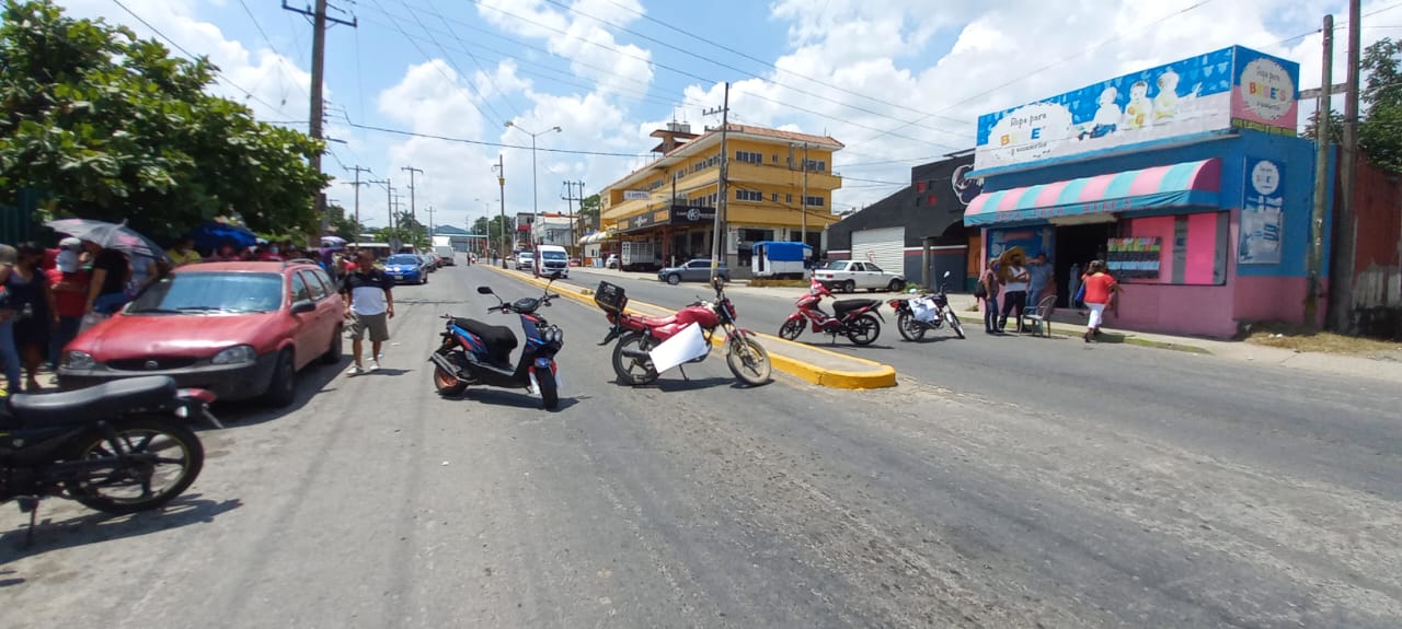 Bloquean la México-Tampico por falta de vacunas Covid para niños en Huejutla