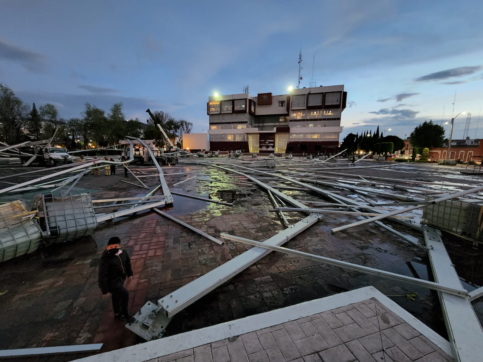 Colapsa estructura de Plaza Juárez donde se realizaría toma de protesta de Julio Menchaca