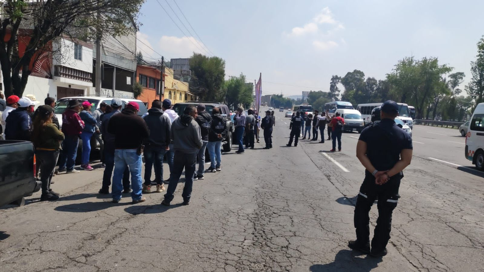 Transportistas bloquean parcialmente la autopista México-Pachuca