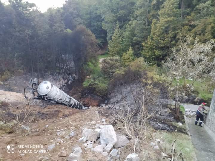 En Acaxochitlán vuelca pipa que transportaba gasolina y contamina río