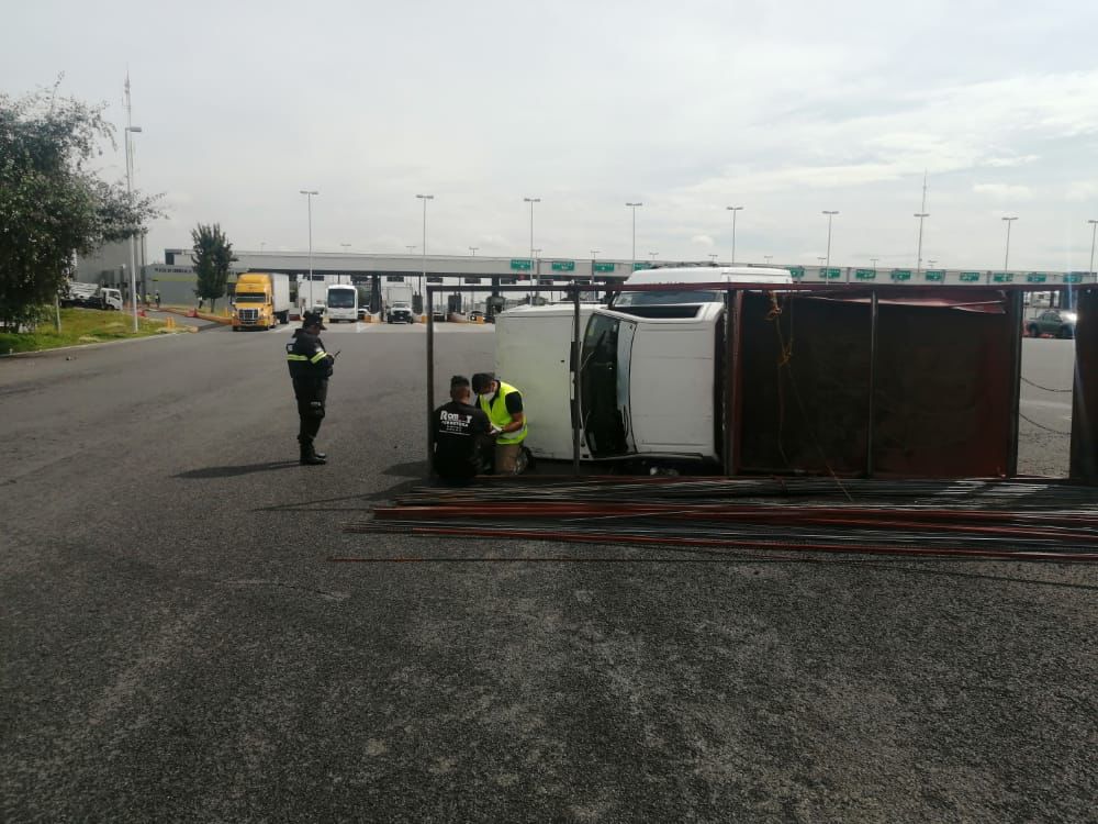 Autobús impacta camioneta y vuelca sobre la autopista México-Pachuca