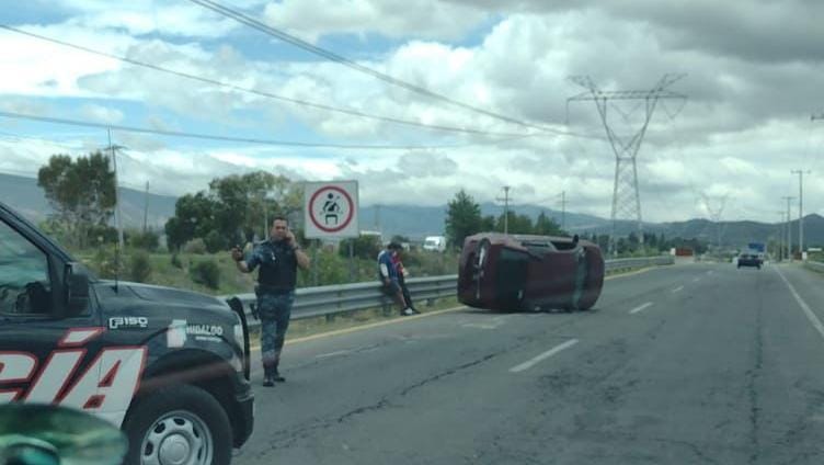 Vuelca vehículo sobre bulevar las Torres