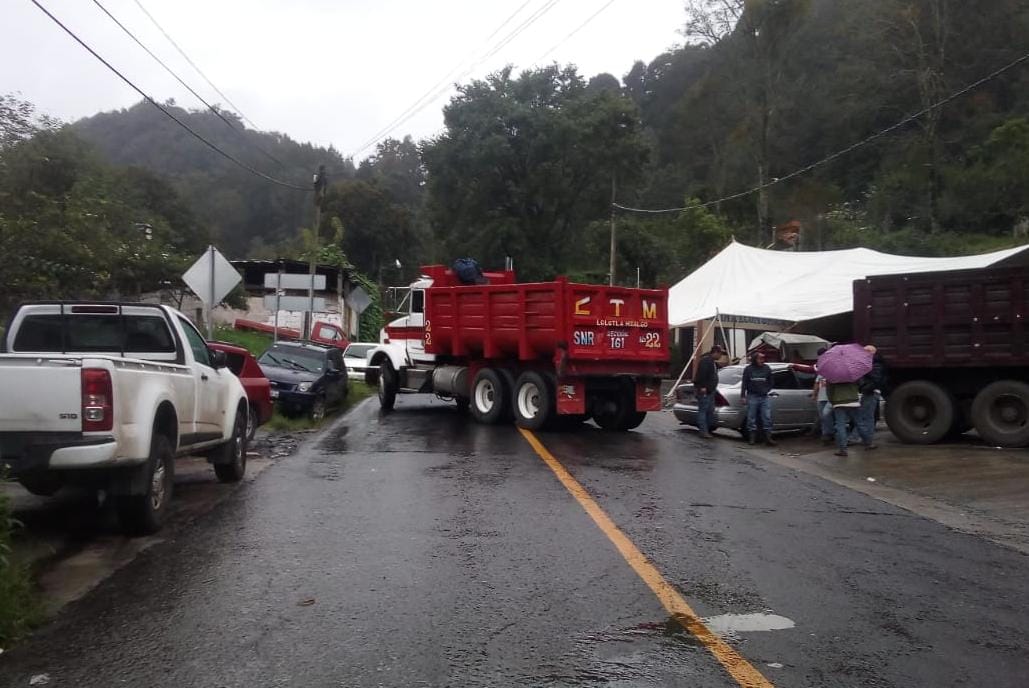 Camioneros de minera Autlán cierran la México-Tampico