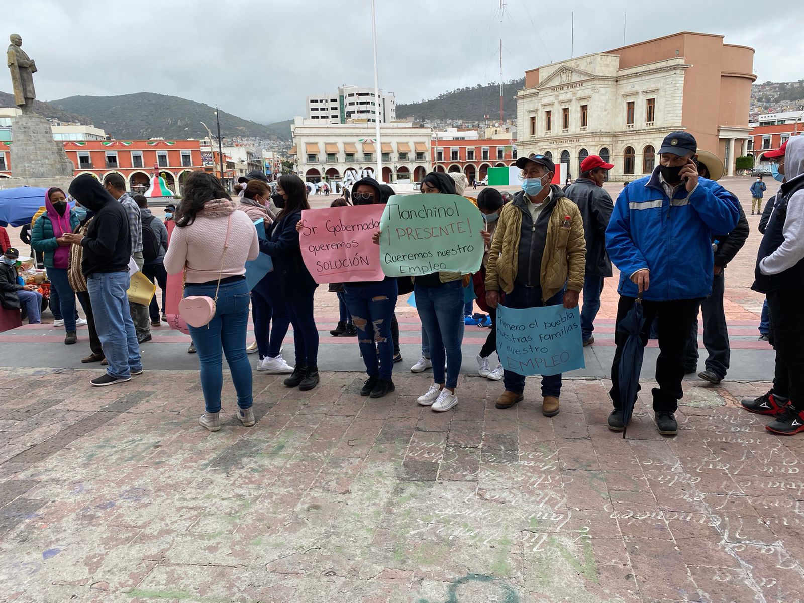 Pobladores se manifiestan en Palacio de Gobierno por bloqueo de mina Autlán