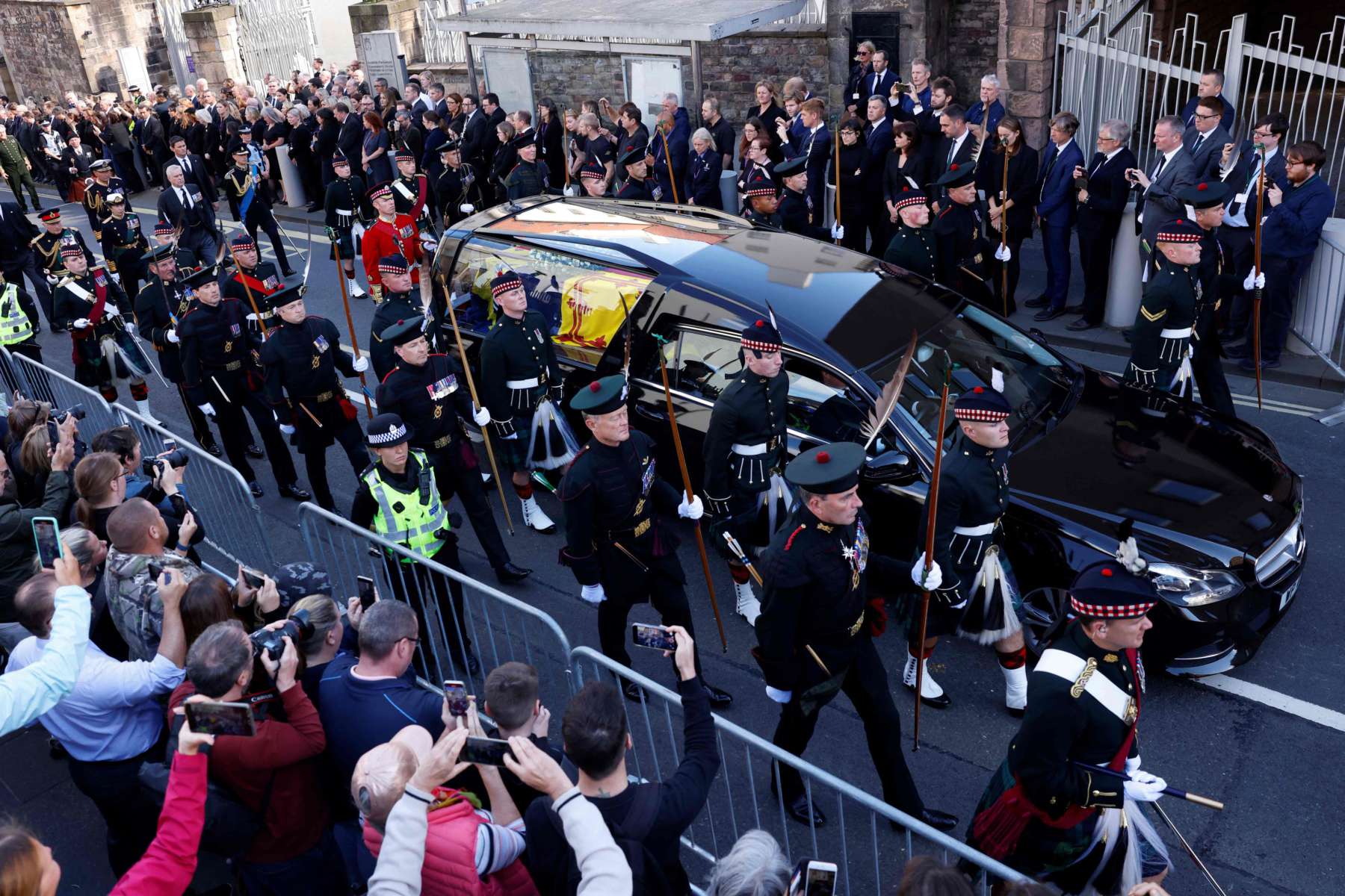 Carlos III encabeza procesión fúnebre de Isabel II en Edimburgo