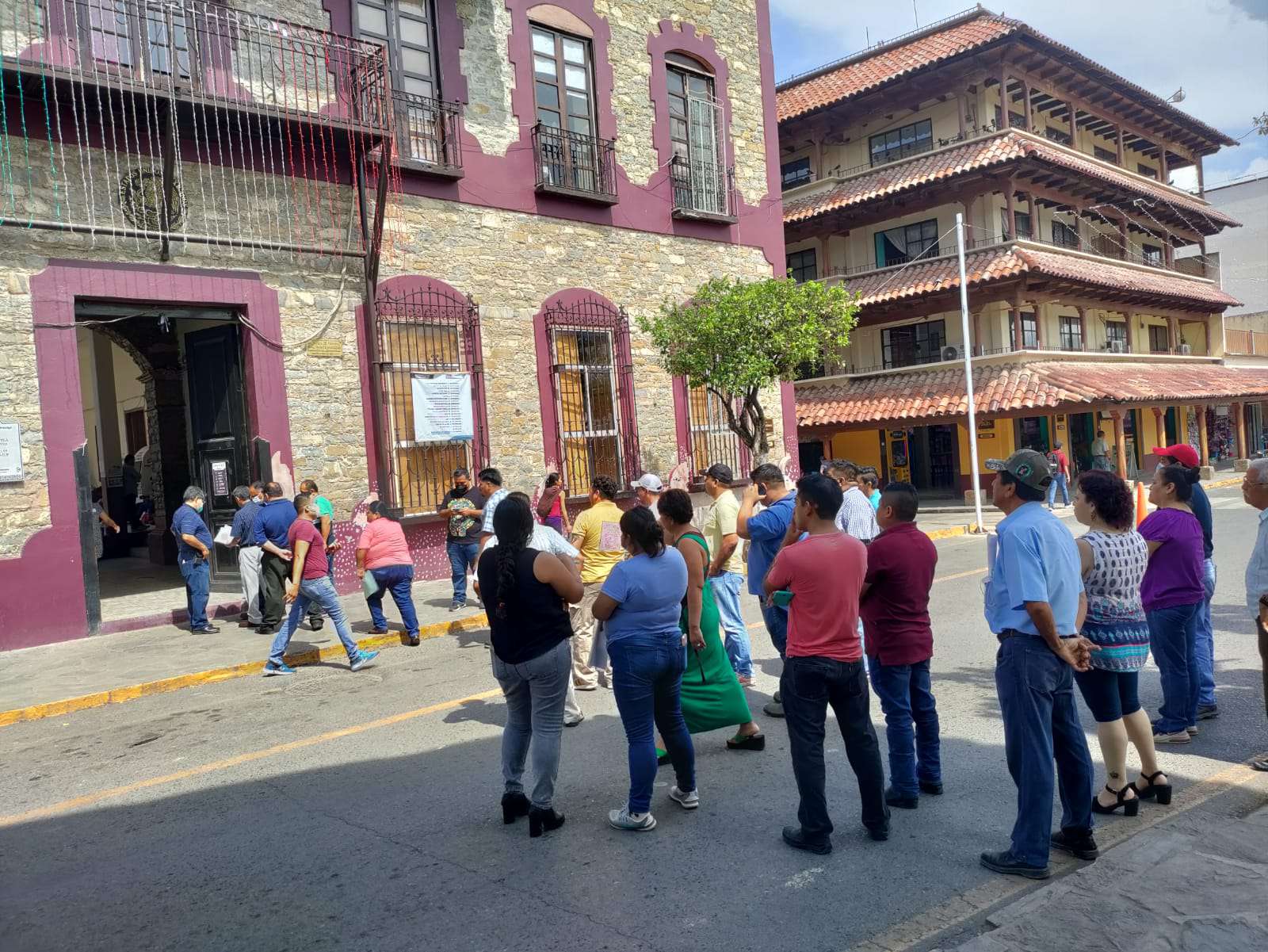 Carniceros protestan en Huejutla por irregularidades en el rastro