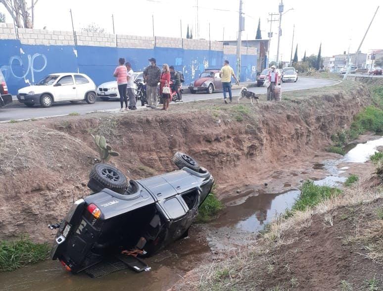 Cae camioneta a canal de aguas negras en Pachuca