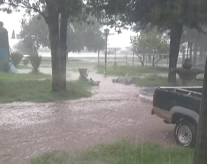 Vecinos de Tepeapulco afectados por inundación acusan mal estado del drenaje