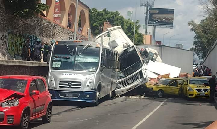 Tráiler ocasiona carambola de 23 vehículos en la carretera México-Querétaro