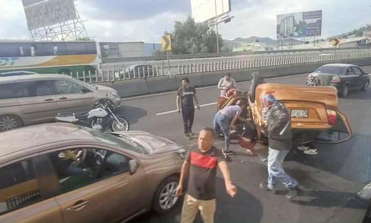 Reportan volcadura de automóvil sobre la autopista México-Pachuca