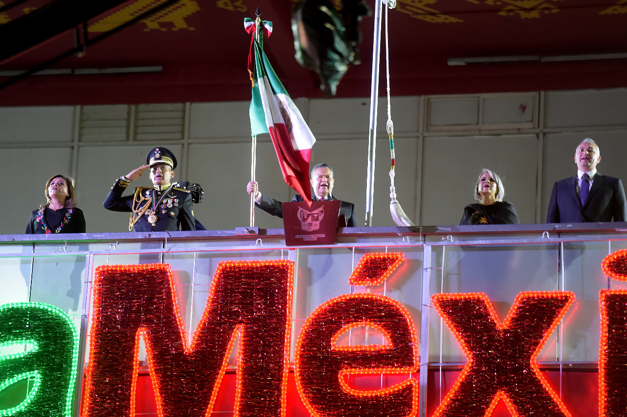 Julio Menchaca da su primer Grito de Independencia en Plaza Juárez