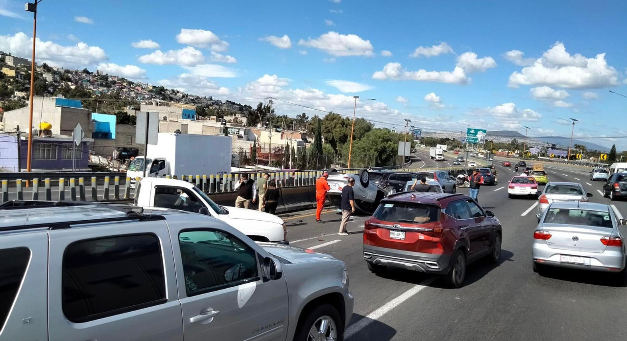 Carambola y volcadura sobre la autopista México-Pachuca