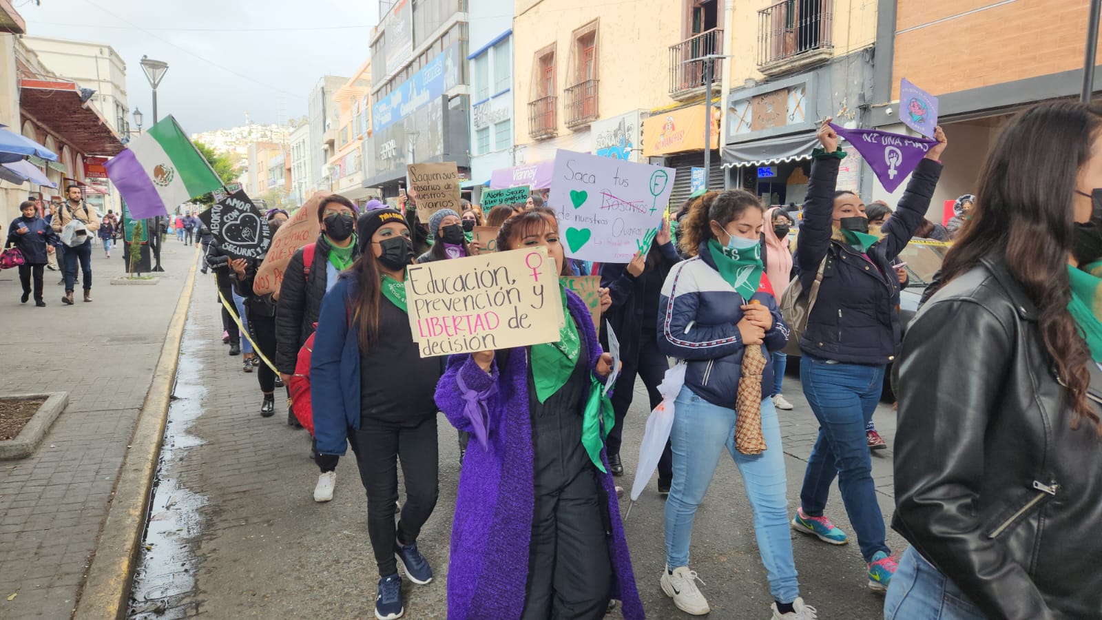 Mujeres marchan para exigir acceso al aborto legal y seguro