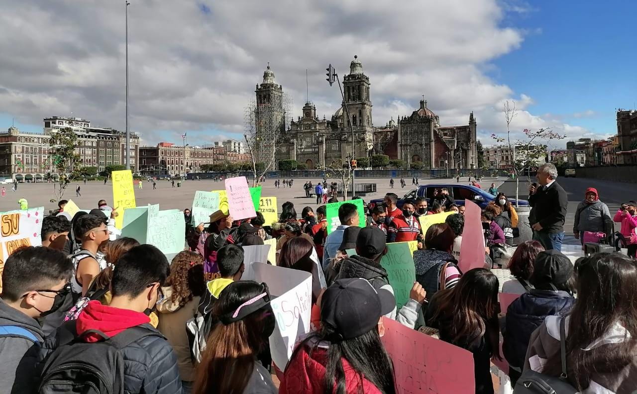 Protestan en Palacio Nacional; exigen apertura de preparatoria en Tizayuca