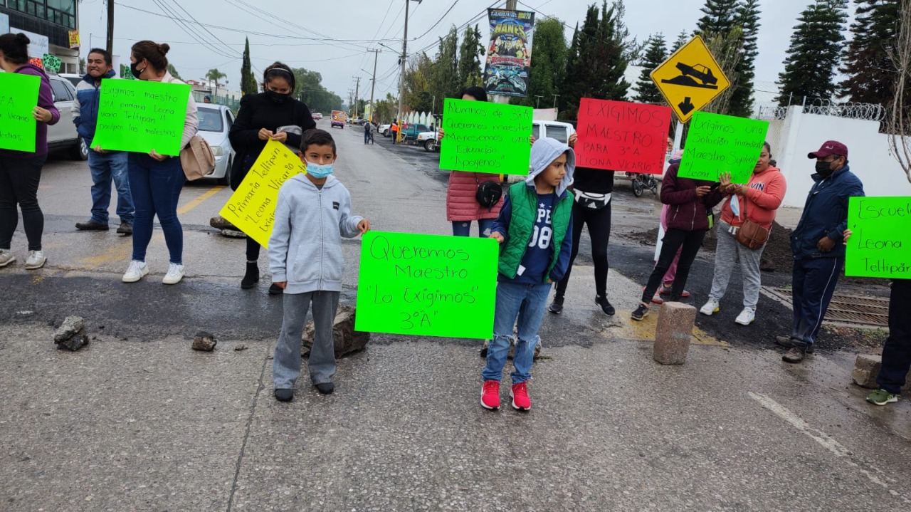 Padres de familia bloquean avenidas de Tula; exigen maestros