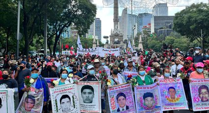 Al grito de “¡Justicia!” marchan por la desaparición de los 43 normalistas de Ayotzinapa