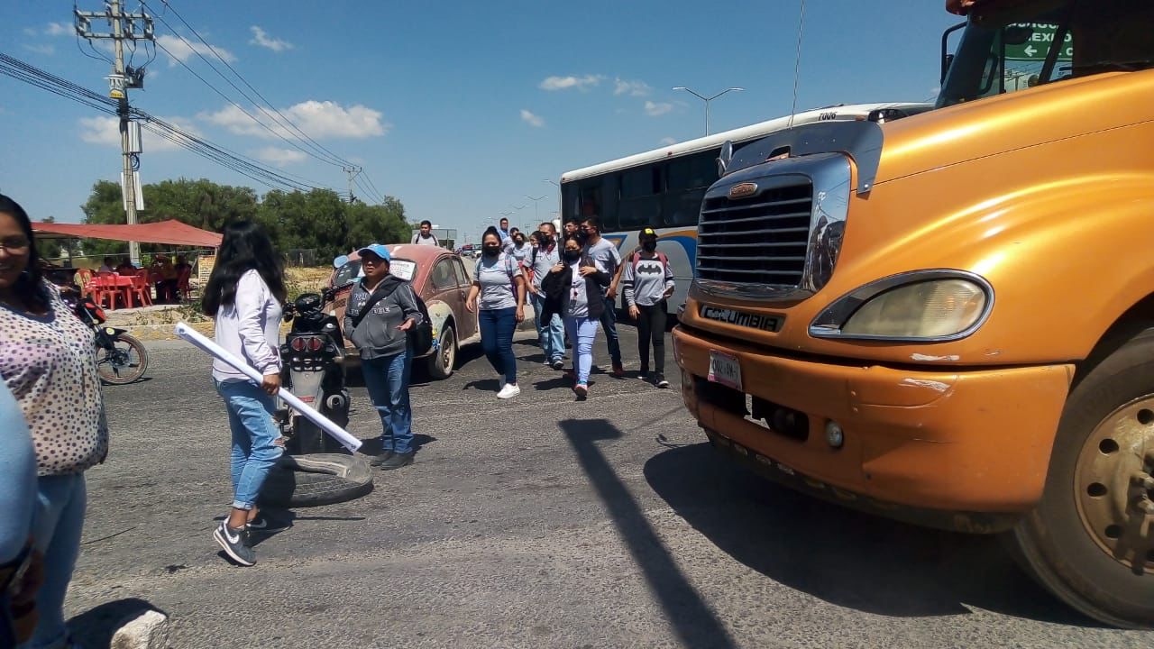 Vecinos de El Carmen bloquean acceso al municipio de Tizayuca