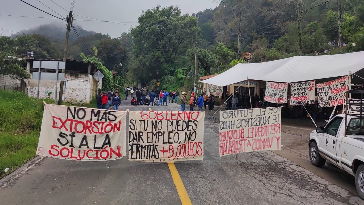 Bloquean la México-Tampico por conflicto con minera Autlán