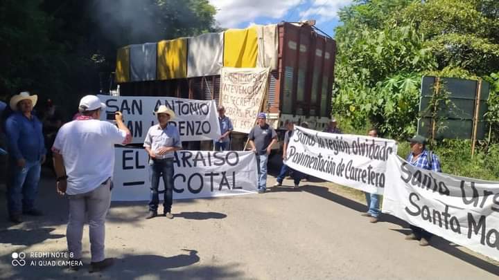 Continúan bloqueos carreteros en la Otomí-Tepehua, exigen obras