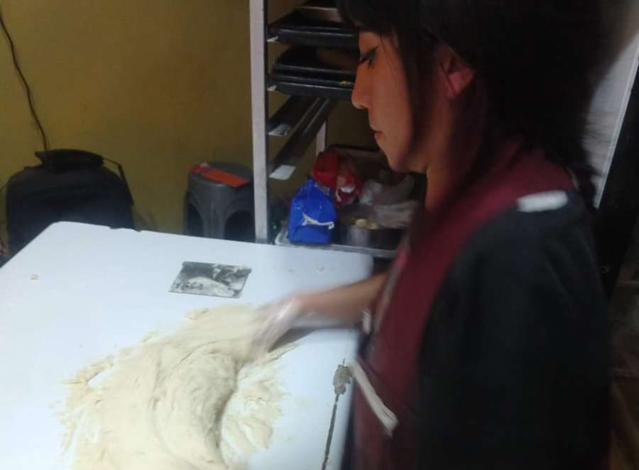 Tatiana Arteaga conserva tradiciones con la elaboración de pan de muerto