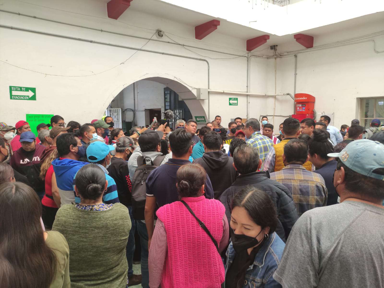 Comerciantes se manifiestan en Alcaldía de Mixquiahuala