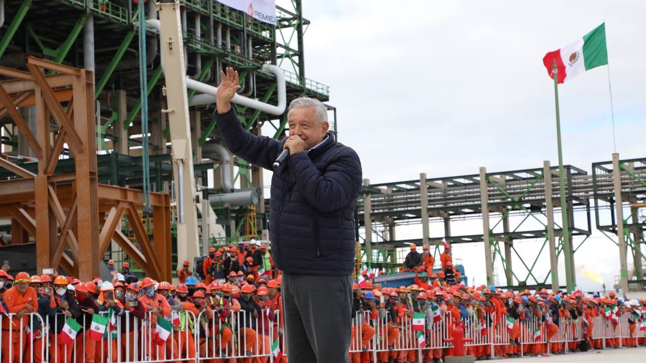 AMLO visita la refinería Miguel Hidalgo de Tula