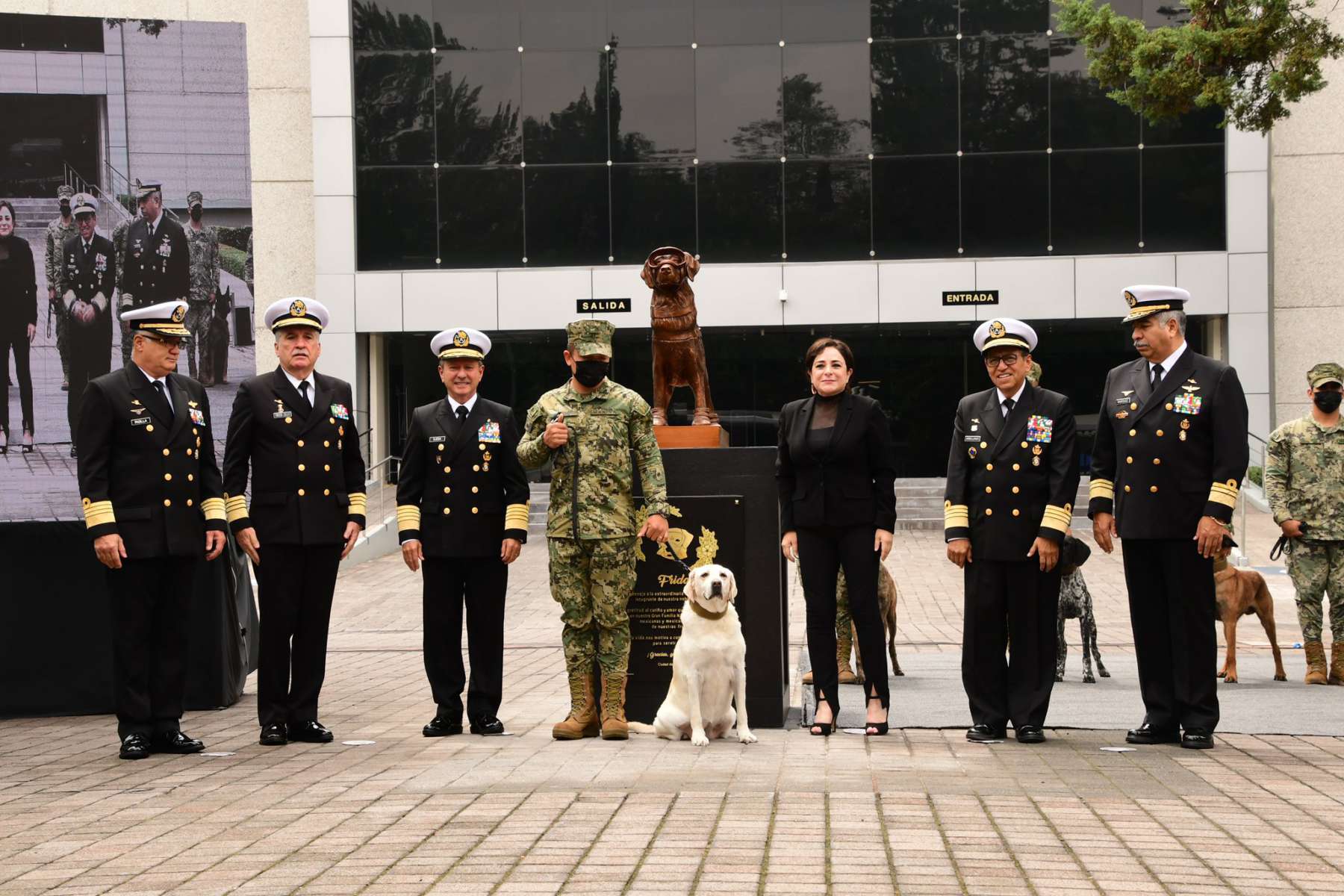 Develan en la Semar estatua en homenaje a la perrita ‘Frida’