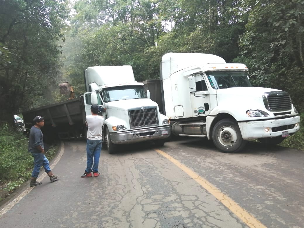 Tráilers se impactan y provocan cierre de la México-Tampico