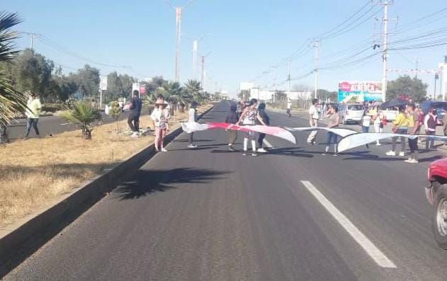 Bloquean la libre México-Pachuca, por falta de agua en Tizayuca